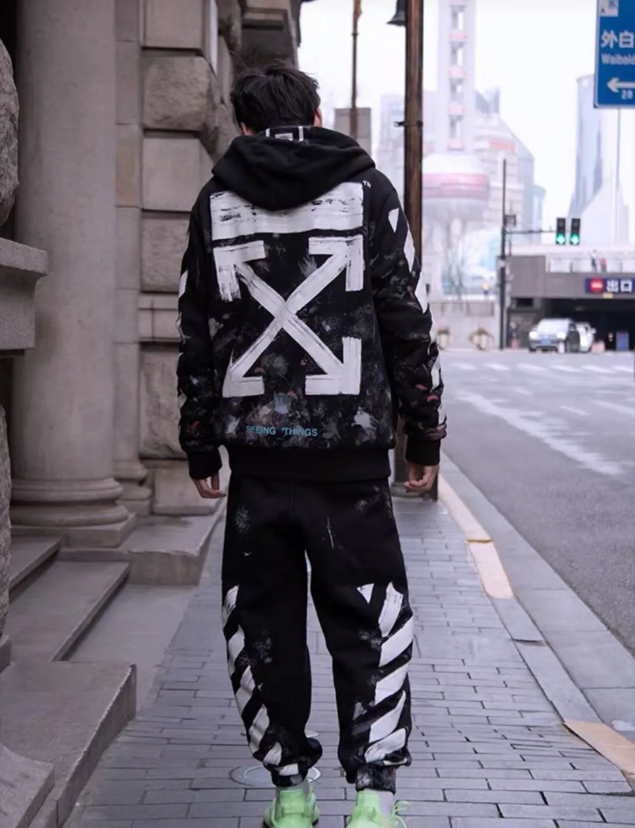 ♻️💯Refer to the model picture for the upper body❤️The top tested version of Spring and Autumn OFFWHITE Starry Sky Fireworks Melbourne limited ink splash hoodie hooded zipper jacket sweatshirt Fabric: Made of customized (more than 490 grams - counter double-ply large terry fabric) high-gram weight fabric makes the clothes look more textured, soft to the touch, super thick, classic version, small dropped shoulders, micro silhouette! Pay attention to the important points~ The weight of more than 490 grams is not exaggerated and does not contain water. Those sellers who brag about the weight can only deceive novice customers. But when you get our goods, the weight and sinking are right there. You can taste it yourself, and the texture does not lie! (100% cotton fabric, no pilling) The white arrows on the back + the stripes on the arms are all made of foam and have a feel and protrusions. The fireworks color system is obtained through contrasting printing. There are eight panels in the whole body. Seven color sets and eight panels are printed in eight times. The first layer is gray, the second layer is white, the third layer is yellow, the fourth layer is green, the fifth layer is blue, the sixth layer is purple, the seventh layer is orange. The last layer is arrow paint printing. The seven colors are layered on each other, which will also create new colors. The arrows on the back and the front squares are first glued and then hung in four layers. The paint has an obvious concave and convex feeling. Quality speaks for itself in the details. The blue letters are electrostatic three-dimensional flocking, which is done separately and then printed through high-temperature thermal transfer‼ ️It can be called a fake killer, you can see that every detail on the clothes is ceiling craftsmanship‼ ️ Size chart